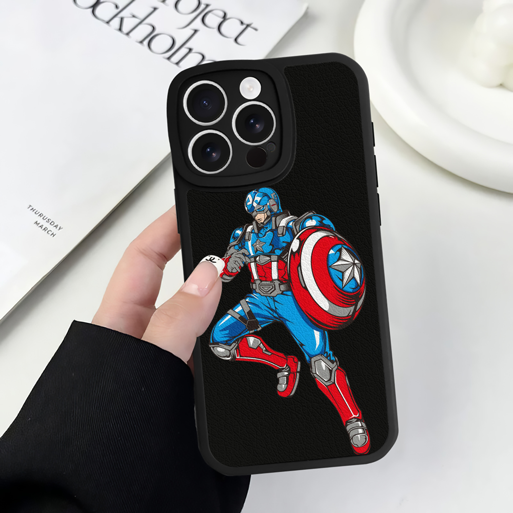 （画像用） アベンジャーズ The Avengers 【iPhone 16シリーズ対応】シリコンスマホケース（レザー調） 材質：シリコン